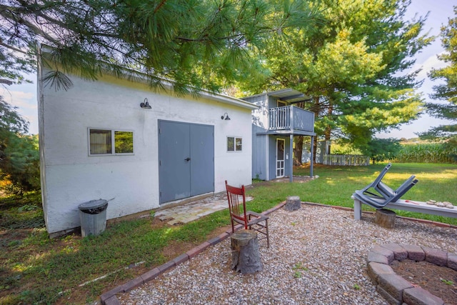 view of yard with a balcony