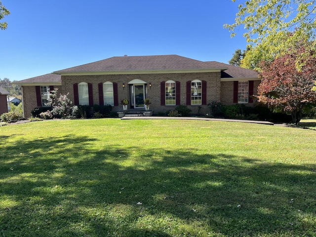 ranch-style home featuring a front lawn