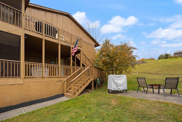 view of yard featuring a patio area