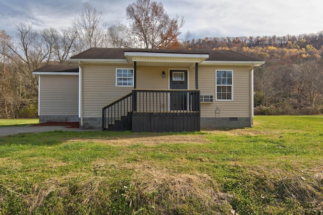 view of front of house featuring a front lawn