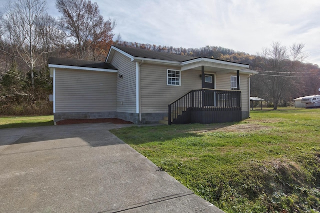 view of front of home featuring a front yard