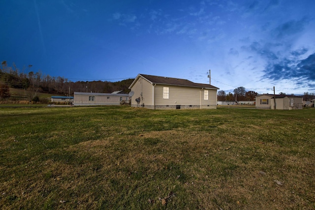 view of yard featuring an outdoor structure