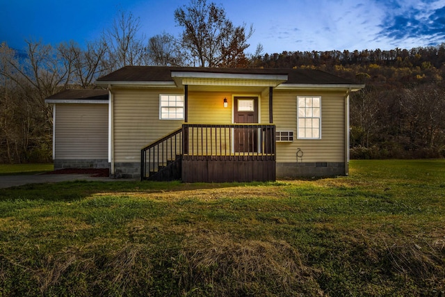 view of front of property featuring a lawn