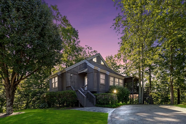 view of front of house featuring a lawn