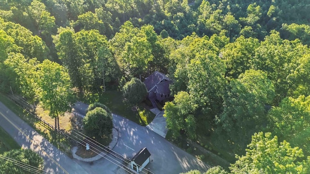 birds eye view of property featuring a wooded view