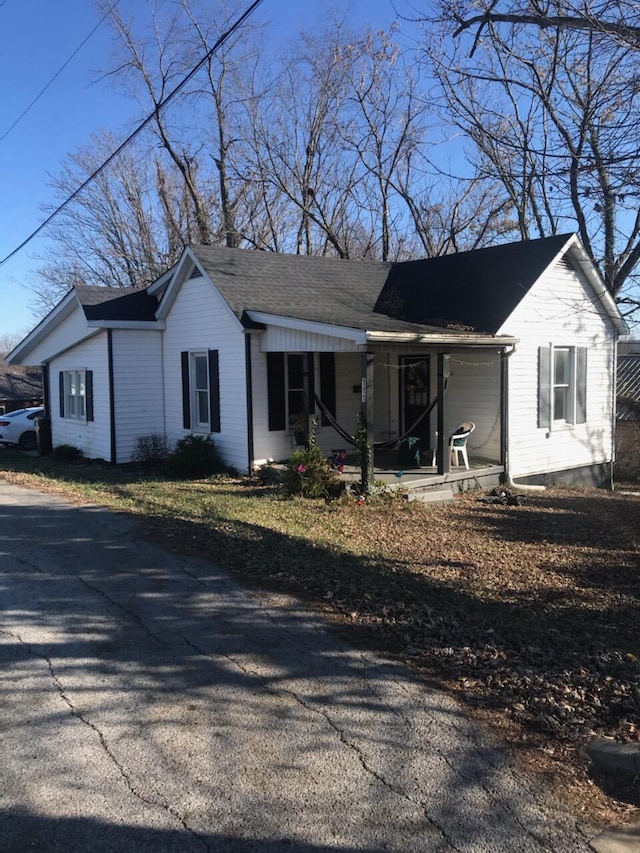 ranch-style home featuring a porch