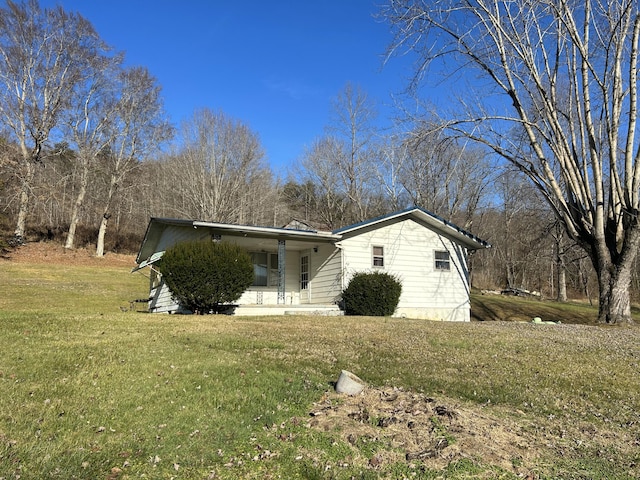 view of front of home featuring a front lawn