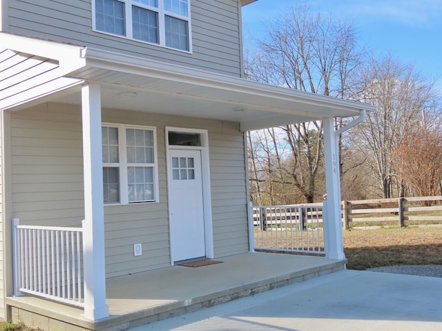 entrance to property featuring covered porch