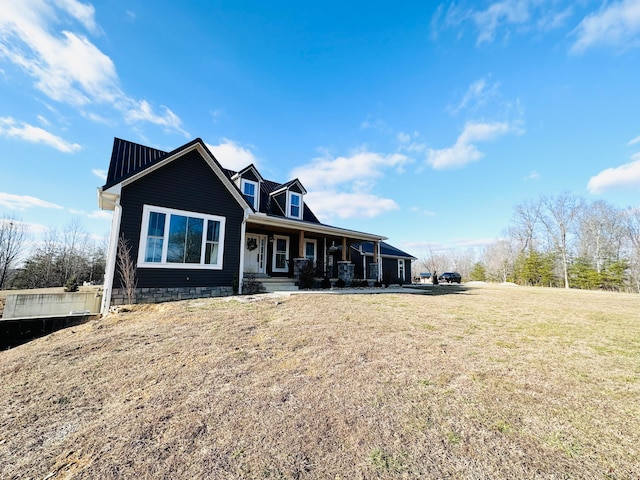 view of front of home featuring a front lawn