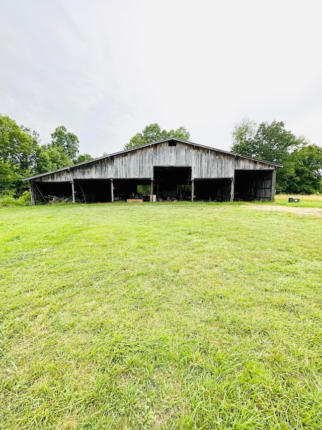 view of yard featuring an outbuilding