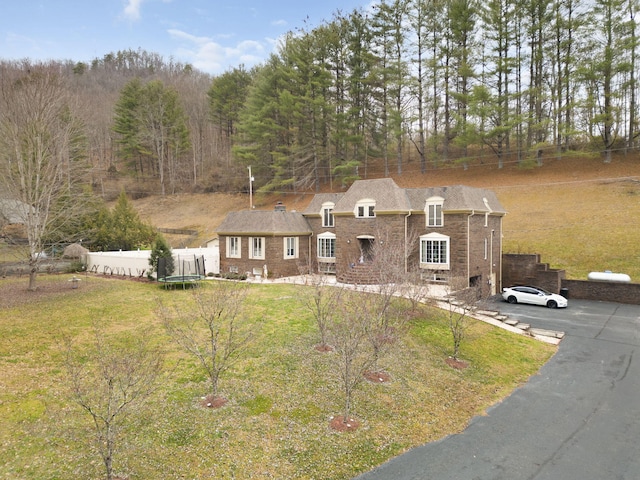 view of front facade with a front yard