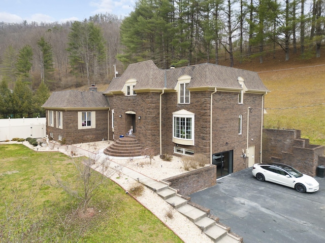 view of front facade featuring a front yard and a garage