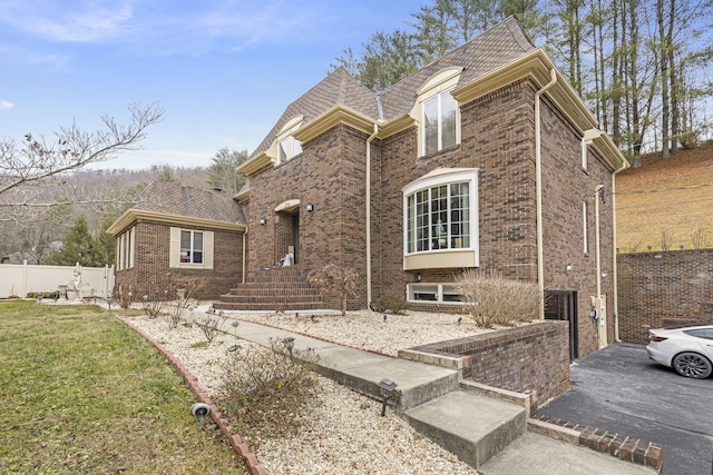 view of front of house featuring a front lawn