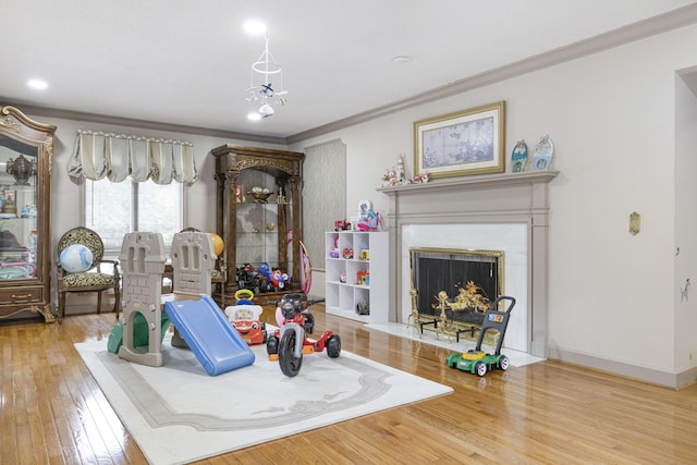 interior space featuring ornamental molding, a notable chandelier, and light hardwood / wood-style flooring