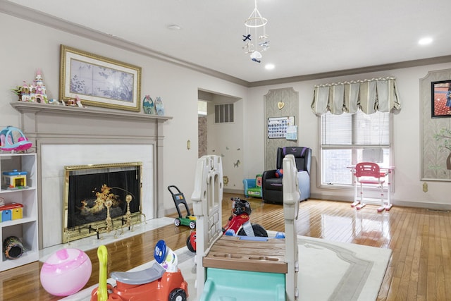 living room with crown molding, an inviting chandelier, and hardwood / wood-style floors