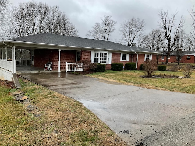 view of front of house with a carport and a front yard