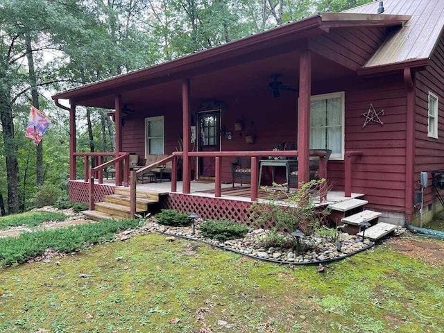 view of front facade with a front lawn and covered porch