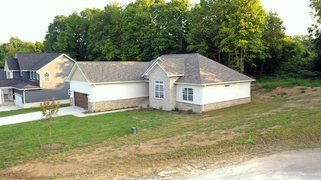 view of front facade featuring a front lawn and a garage