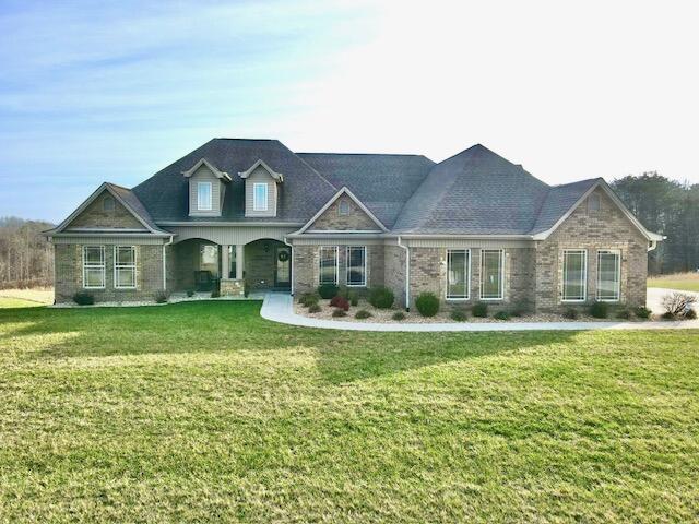 view of front of property featuring a front yard