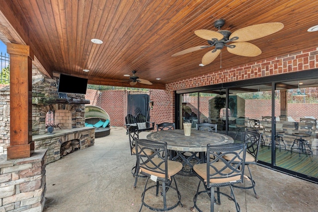 kitchen featuring tasteful backsplash, stainless steel appliances, a kitchen island, ceiling fan, and a breakfast bar