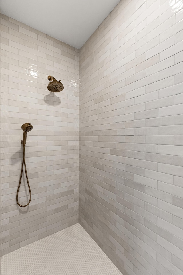 bathroom featuring a tile shower