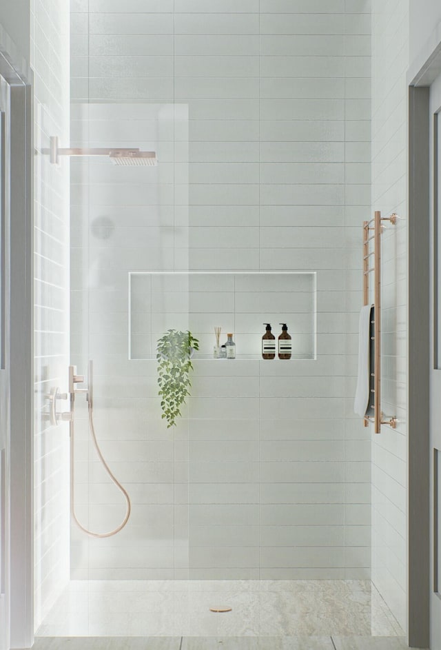 bathroom featuring tiled shower