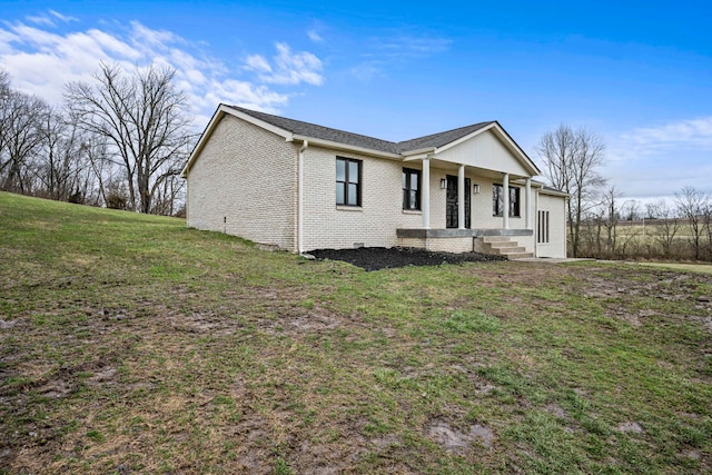 view of front of home featuring a front yard