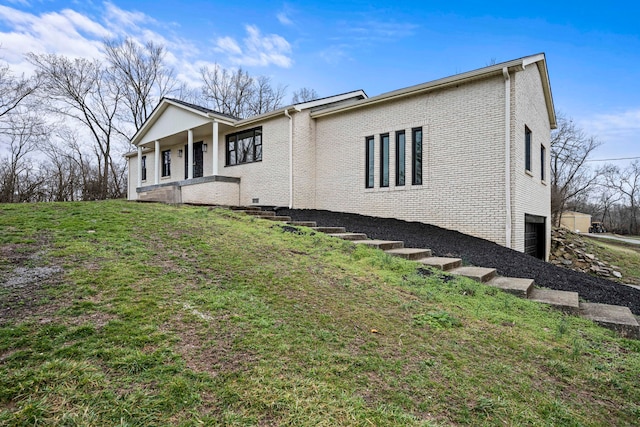 view of front facade featuring a front yard