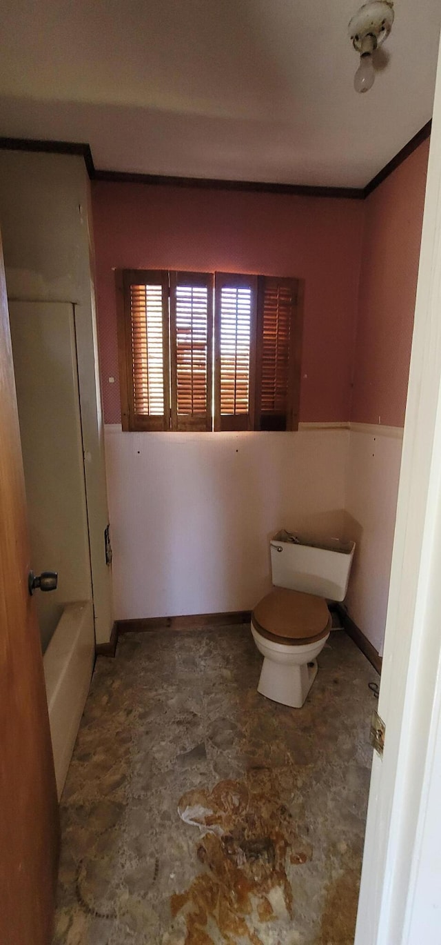 bathroom featuring a bathtub and toilet