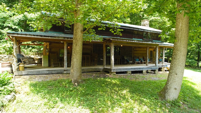 back of house featuring a lawn