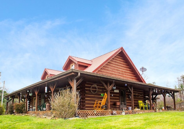 view of front of house featuring a front lawn