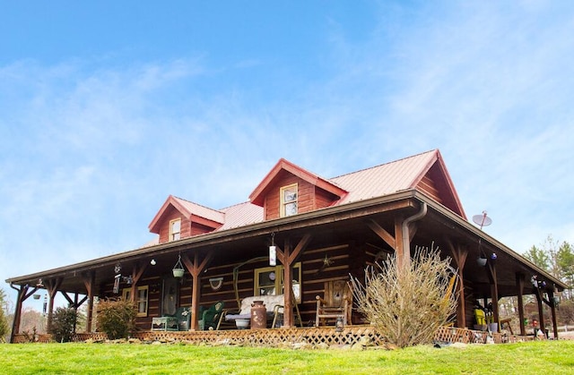 view of front of house featuring a front lawn