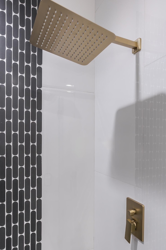 2420 Flying Ebony Dr, Lexington, KY 40509 - bathroom with a shower with shower curtain