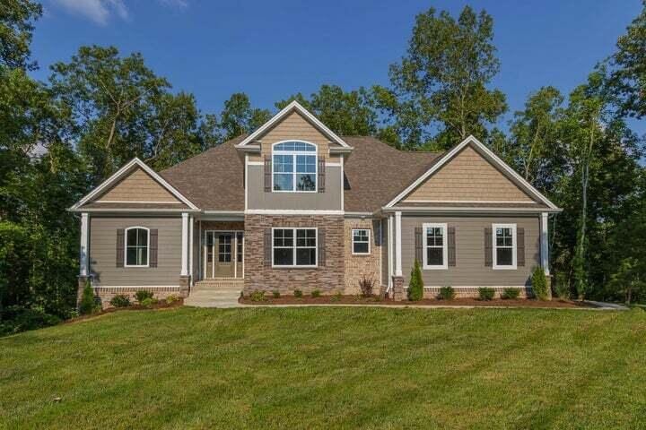 craftsman inspired home featuring a front lawn