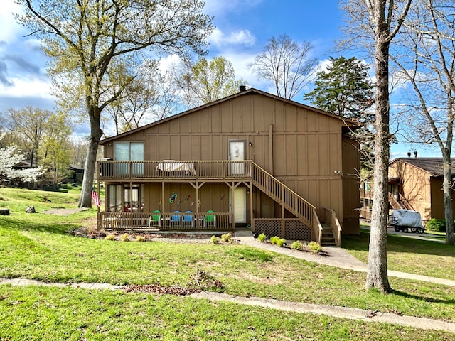 view of front of property featuring a front lawn