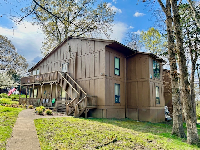 rear view of house featuring a lawn