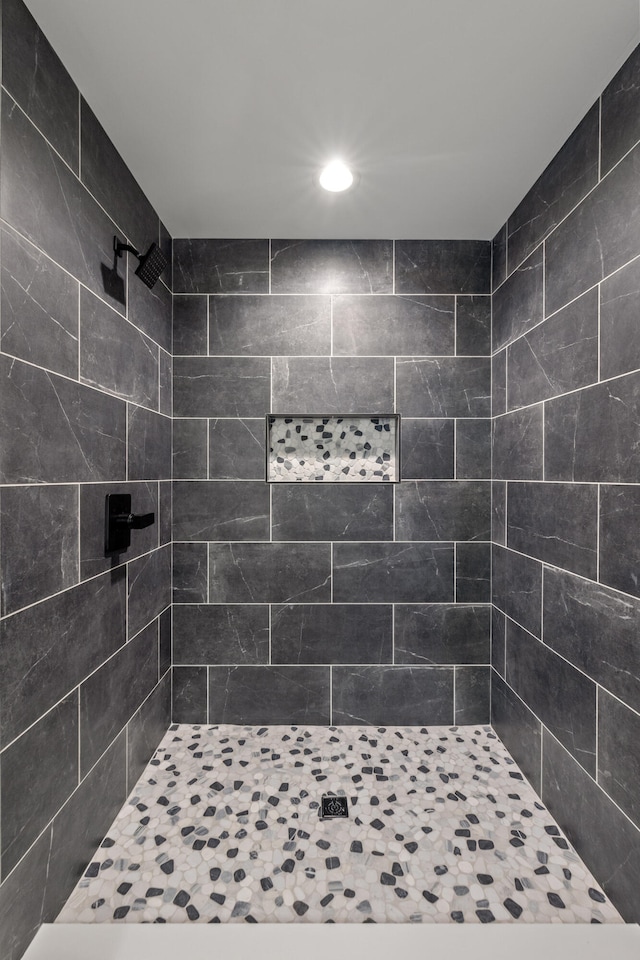 bathroom featuring a tile shower