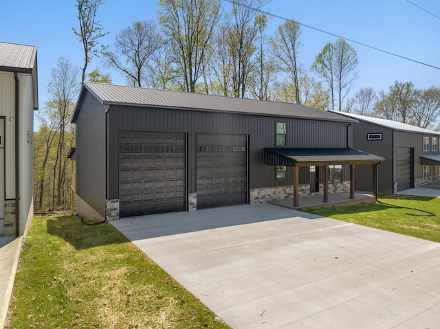 view of front facade with a garage and a front yard