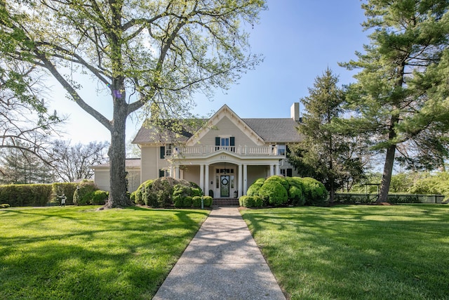 view of front of property featuring a front lawn