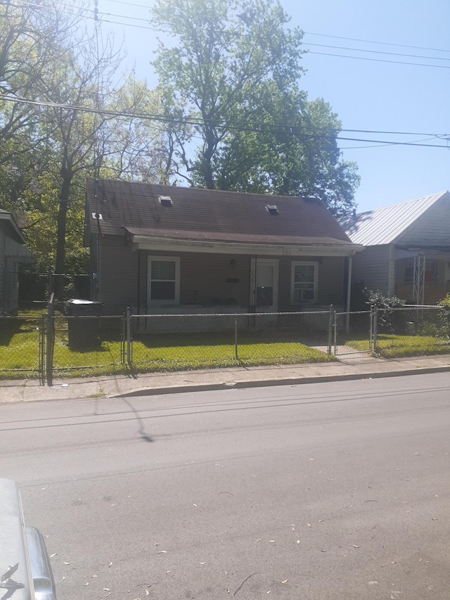 view of front of property featuring a front yard