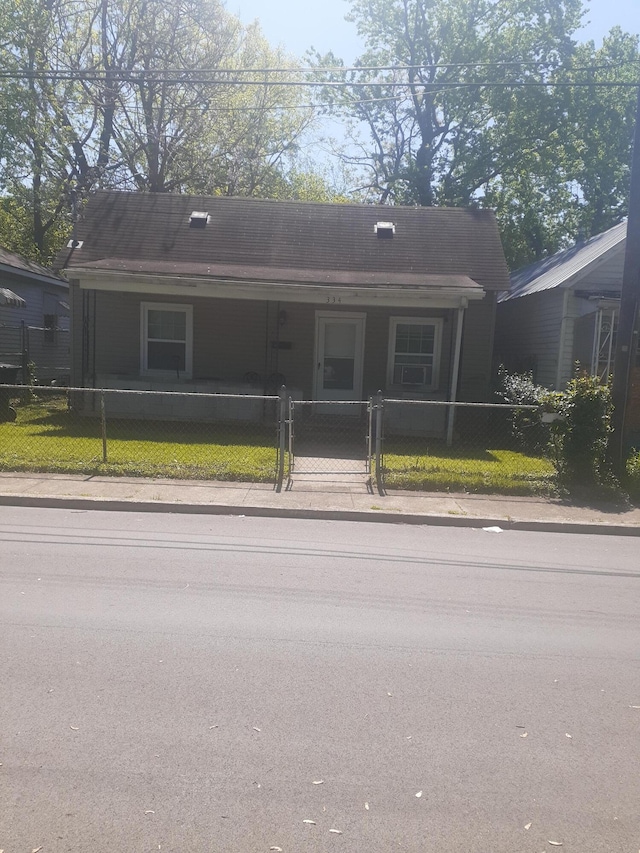 view of front of house featuring a front lawn