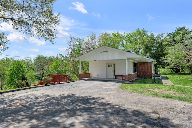 view of front of home featuring a front lawn