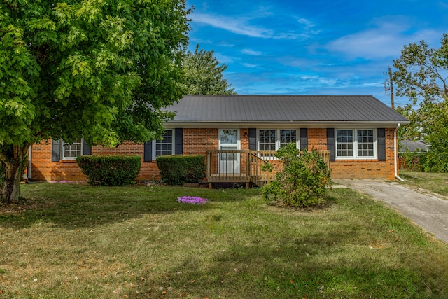 single story home with a front yard