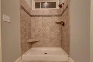 bathroom featuring tiled shower