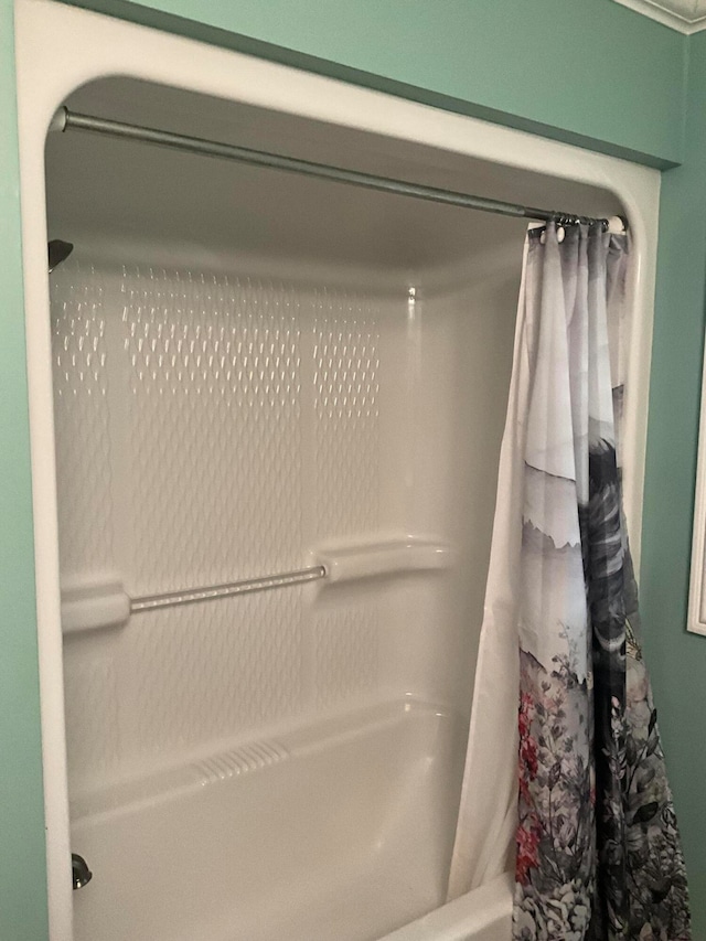 bathroom featuring shower / bath combo