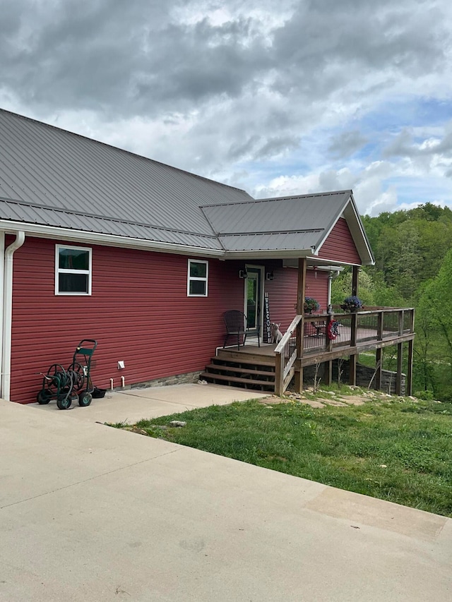 view of front of house featuring a front lawn