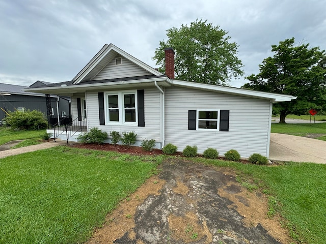 view of front of property featuring a front lawn