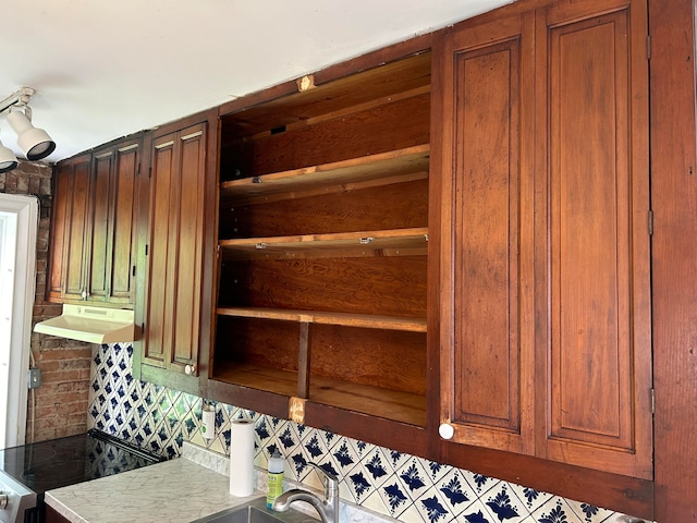 room details with sink, backsplash, stove, and custom range hood