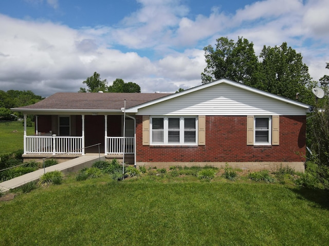 single story home featuring a front lawn