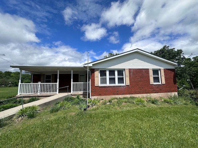 view of front of house with covered porch and a front lawn